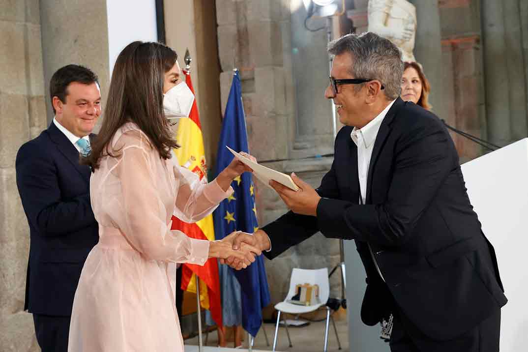 La reina Letizia combate la ola de calor con transparencias