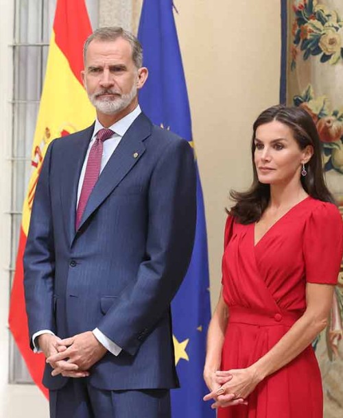 La reina Letizia apuesta ‘todo al rojo’ con un vestido de la firma sevillana Cherubina