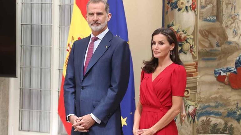 La reina Letizia apuesta ‘todo al rojo’ con un vestido de la firma sevillana Cherubina
