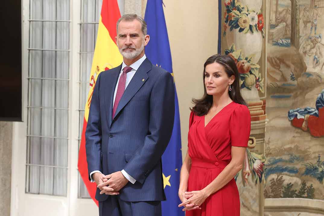 La reina Letizia apuesta ‘todo al rojo’ con un vestido de la firma sevillana Cherubina