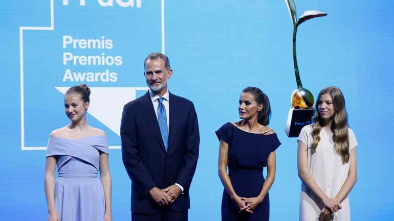Los looks de la reina Letizia, la princesa Leonor y la infanta Sofía en los premios Princesa de Girona