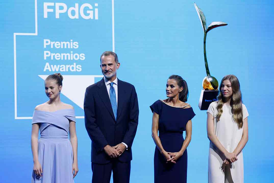 Los Reyes Felipe y Letizia con sus hijas Leonor y Sofía - Premios Princesa de Girona © Casa S.M. El Rey