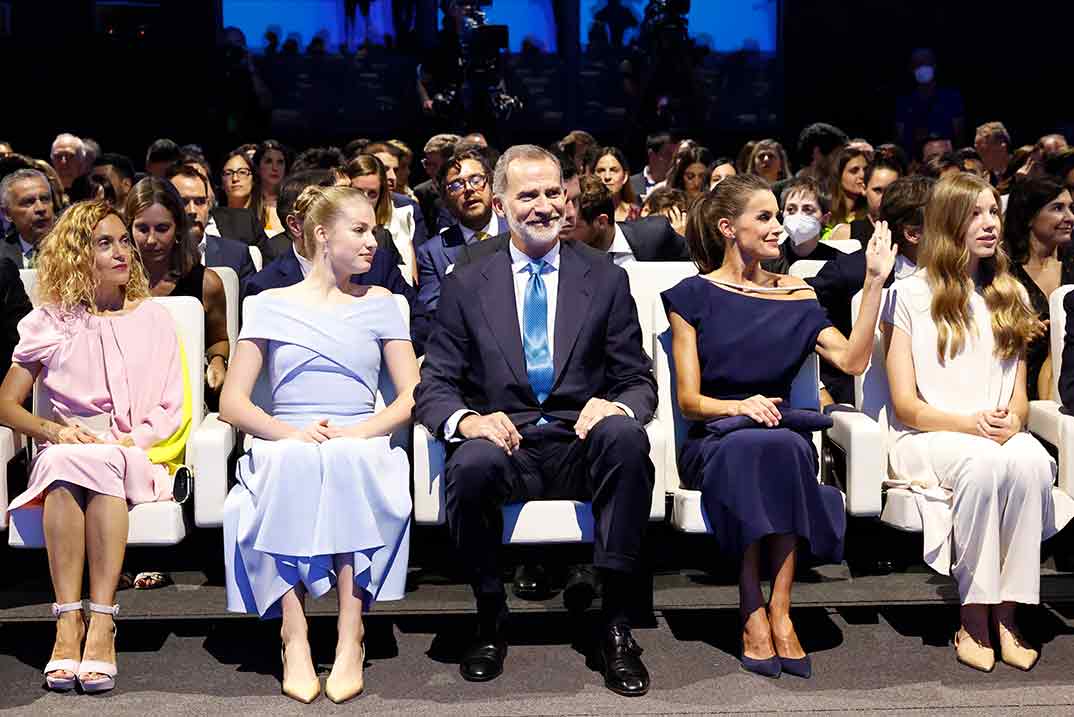 Los Reyes Felipe y Letizia con sus hijas Leonor y Sofía - Premios Princesa de Girona © Casa S.M. El Rey