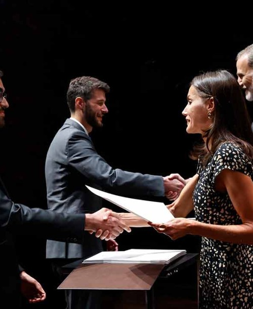 La reina Letizia actualiza su vestido de «falsos lunares» con unas alpargatas negras