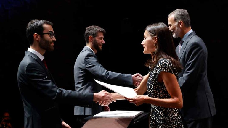 La reina Letizia actualiza su vestido de «falsos lunares» con unas alpargatas negras