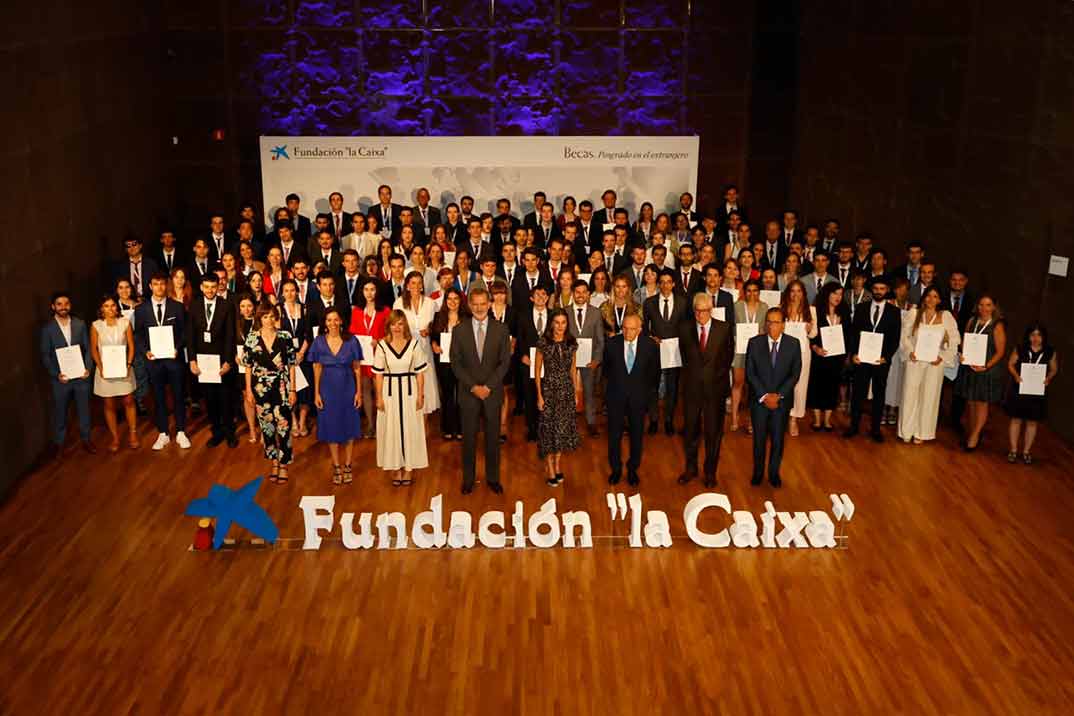 Reyes Felipe y Letizia - Becas Fundación “la Caixa” © Casa S.M. El Rey