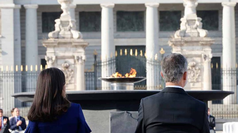Los Reyes presiden el homenaje a las víctimas del coronavirus