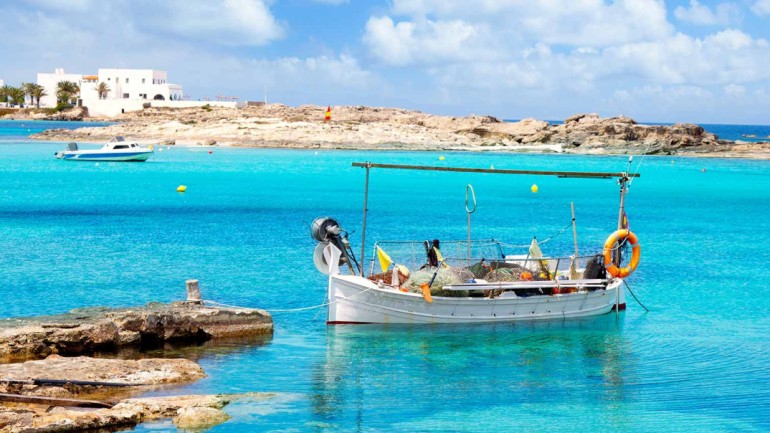 Seis pueblos para descubrir Formentera en moto