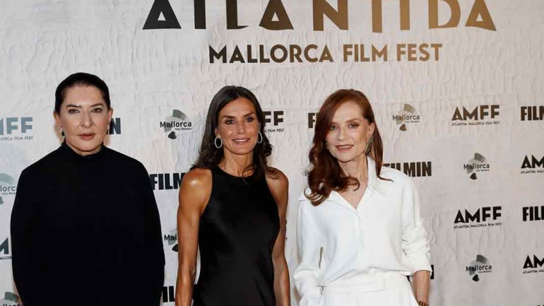 La reina Letizia estrena un vestido lencero de Zara, de 23 euros