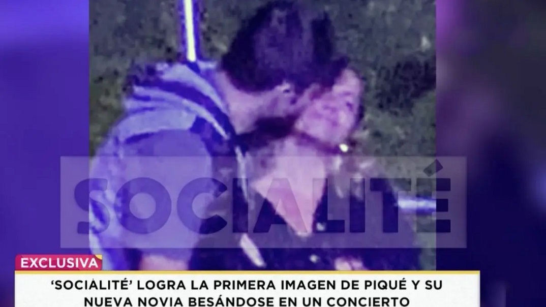 Gerard Piqué con su novia © Socialité/Telecinco