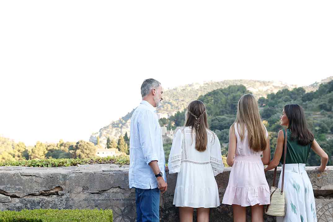 Reyes Felipe y Letizia con sus hijas Leonor y Sofía - Visita La Cartuja de Valldemossa - Palma de Mallorca © Casa S.M. El Rey