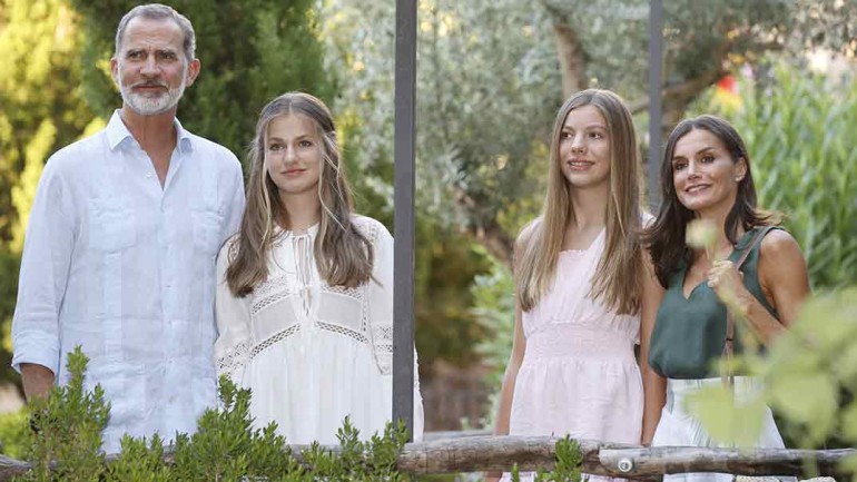 Los reyes Felipe y Letizia «no quieren coincidir con Froilán y Victoria Federica»
