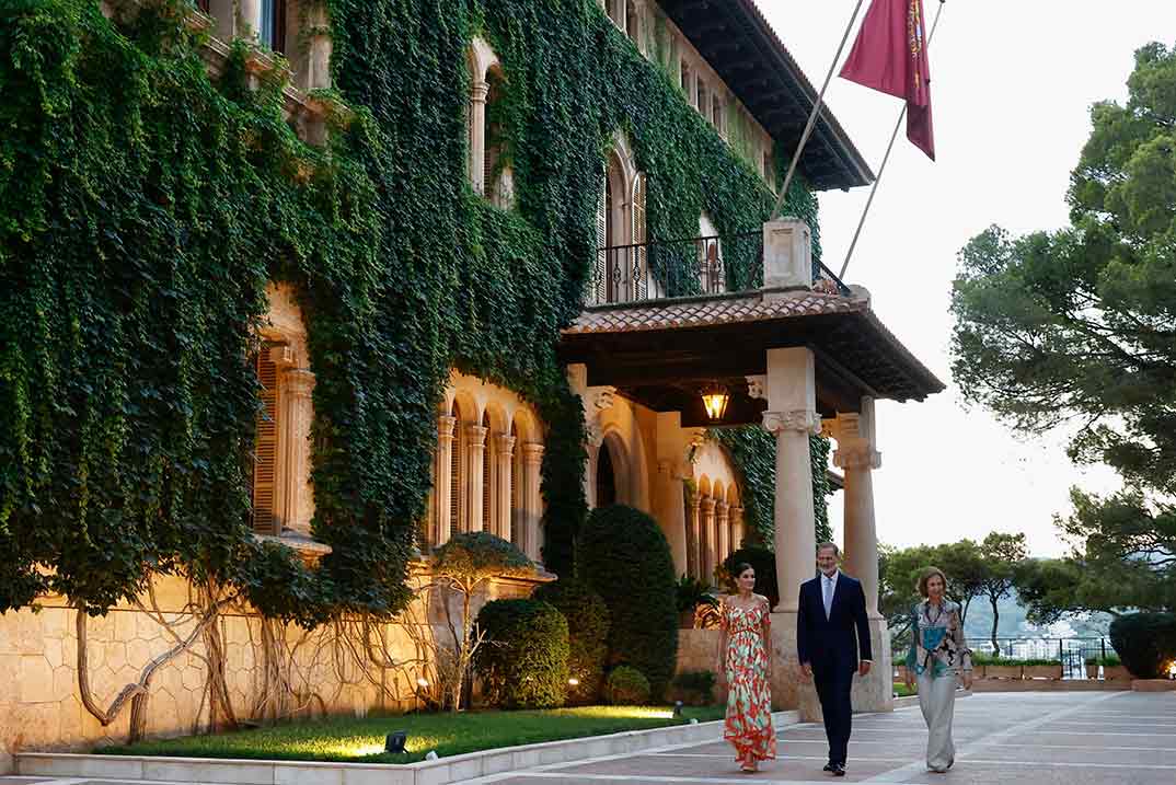 Reyes Felipe y Letizia con las reina Sofía - Palacio de Marivent © Casa S.M. El Rey