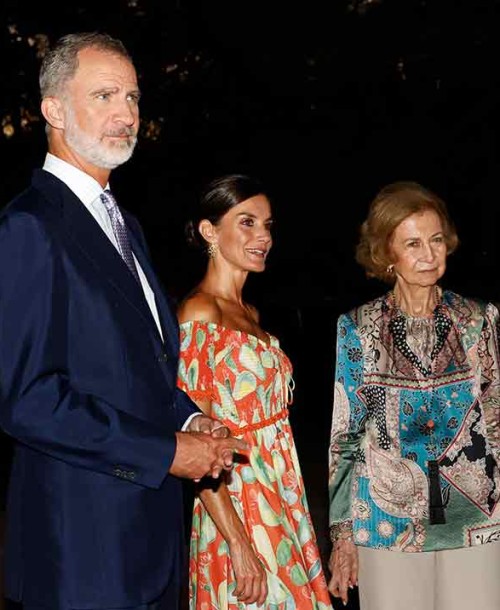 La reina Letizia, de cena en Marivent, con un vestido boho de Charo Ruiz