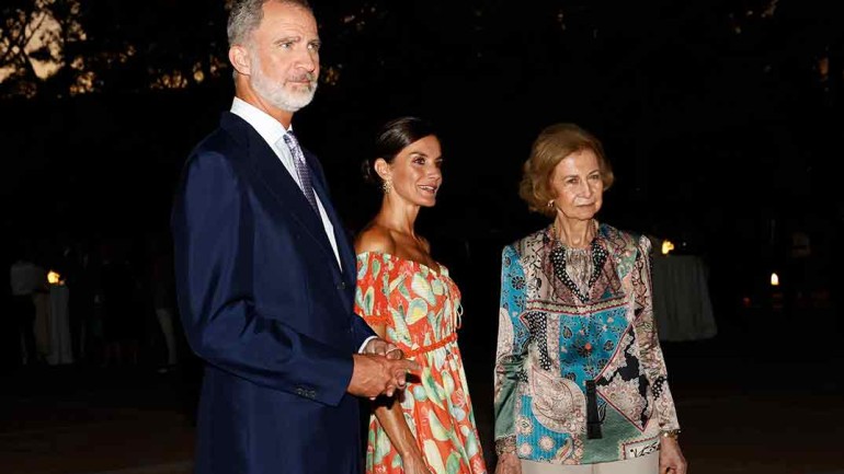 La reina Letizia, de cena en Marivent, con un vestido boho de Charo Ruiz