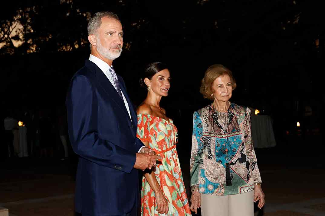 La reina Letizia, de cena en Marivent, con un vestido boho de Charo Ruiz