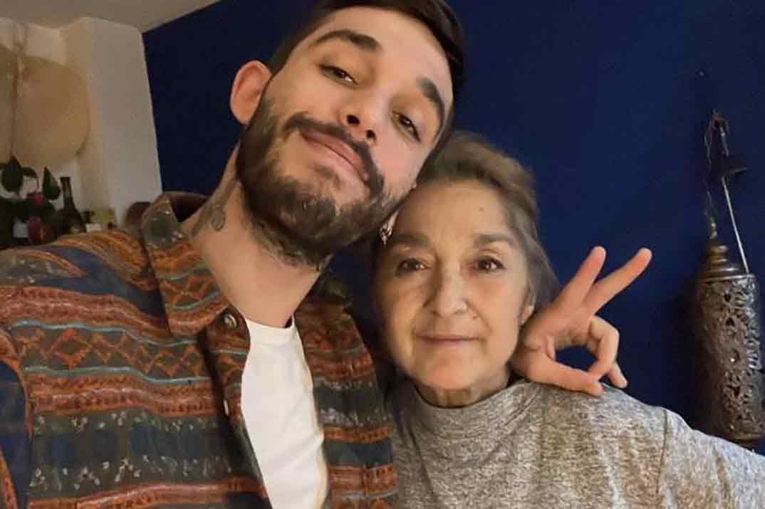 Víctor Elías con su madre Amelia Álvarez del Valle © Instagram