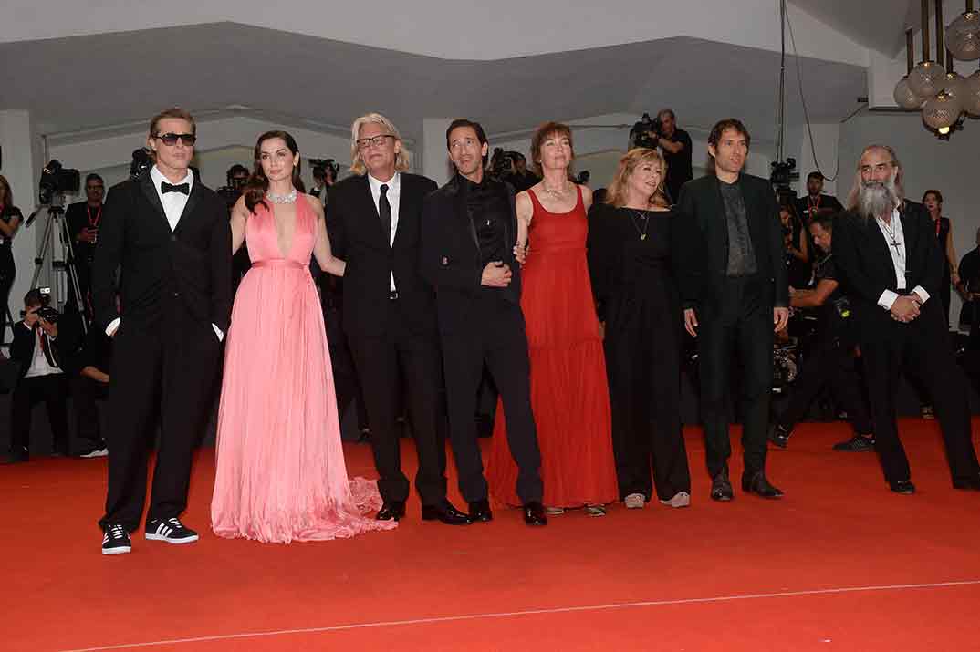 Ana de Armas con Brad Pitt, Adrian Brody y el resto del elenco de Blonde - Festival de Venecia © Foto ASAC/ G. Zucchiatti