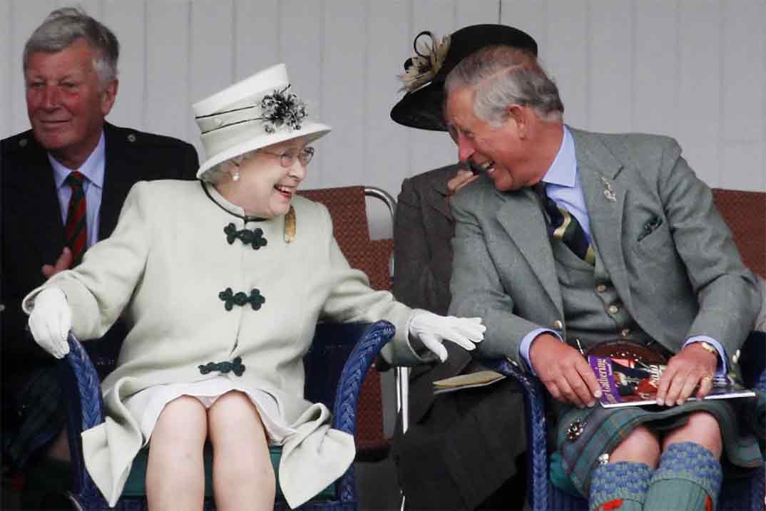 Carlos de Inglaterra con su madre Isabel II de Inglaterra © clarencehouse