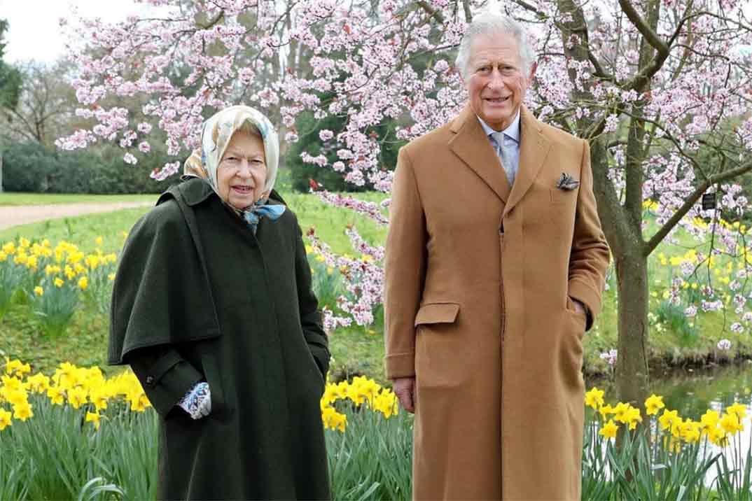 Carlos de Inglaterra con su madre Isabel II de Inglaterra © clarencehouse