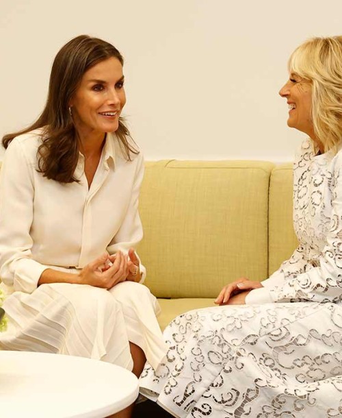 La reina Letizia estrena un elegante vestido blanco de Ralph Lauren