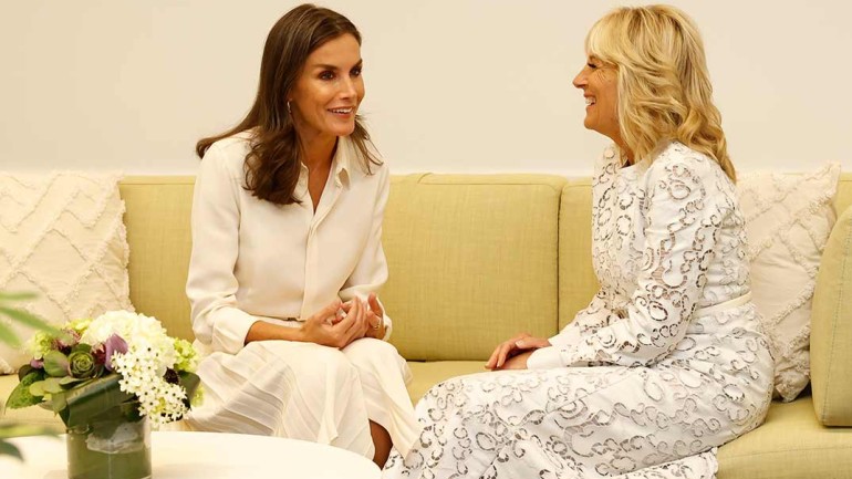 La reina Letizia estrena un elegante vestido blanco de Ralph Lauren