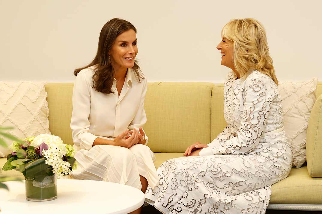 La reina Letizia estrena un elegante vestido blanco de Ralph Lauren