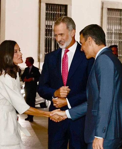 La reina Letizia estrena el vestido midi tipo kimono de Massimo Dutti que más estiliza