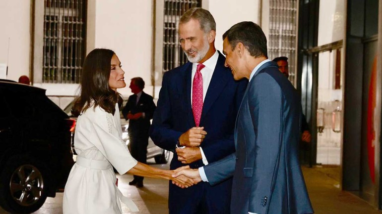 La reina Letizia estrena el vestido midi tipo kimono de Massimo Dutti que más estiliza