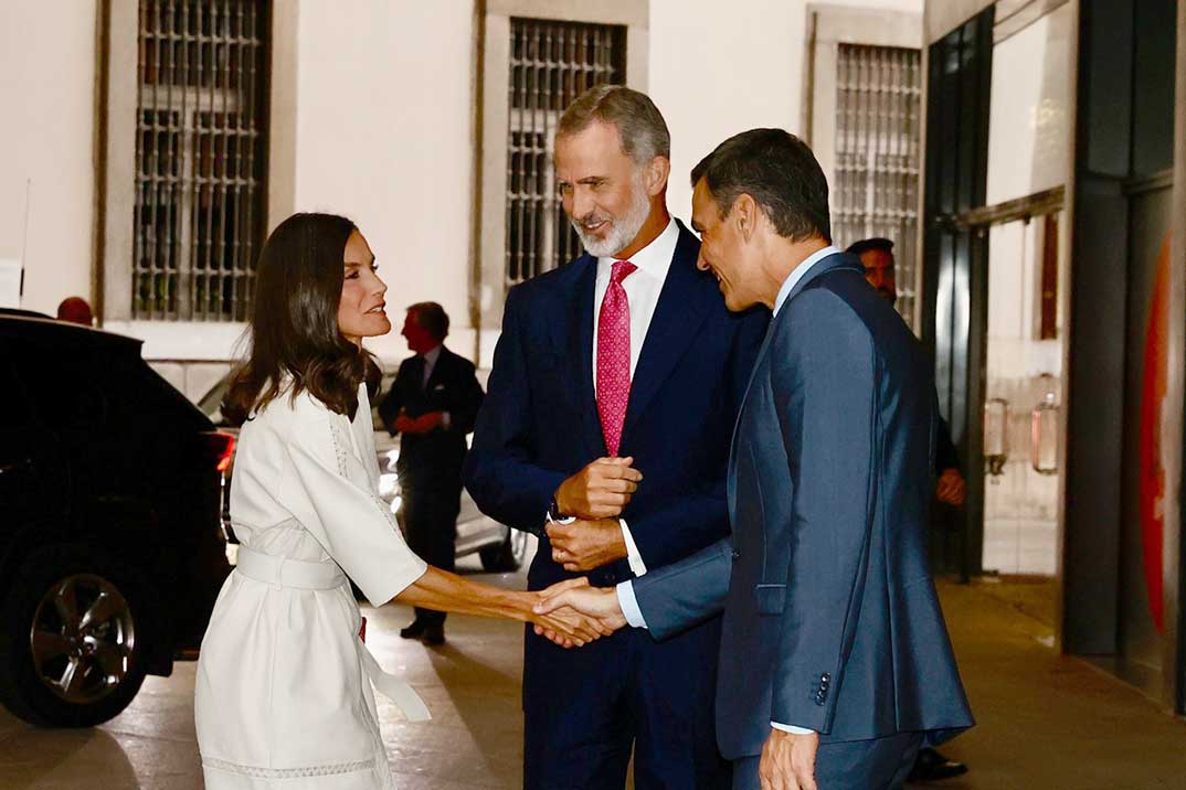 La reina Letizia estrena el vestido midi tipo kimono de Massimo Dutti que más estiliza