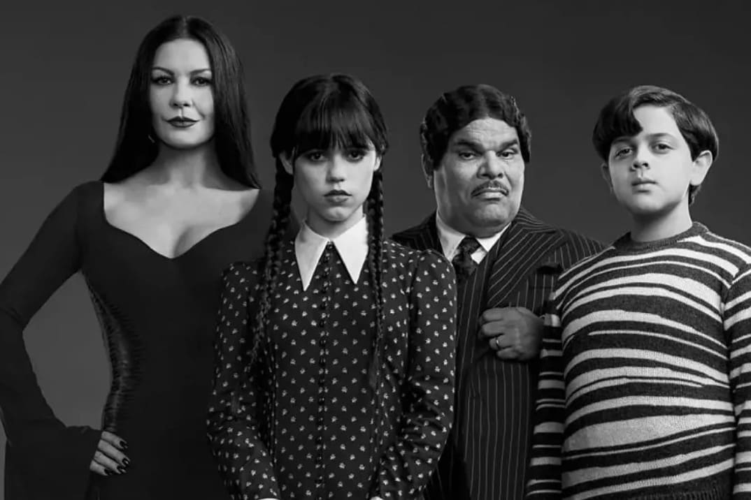 Integrantes de la familia Addams en foto familiar