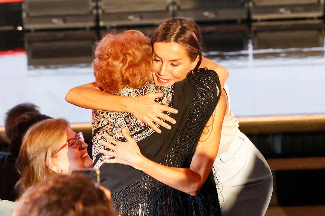 El momento más entrañable de la reina Letizia en un acto benéfico