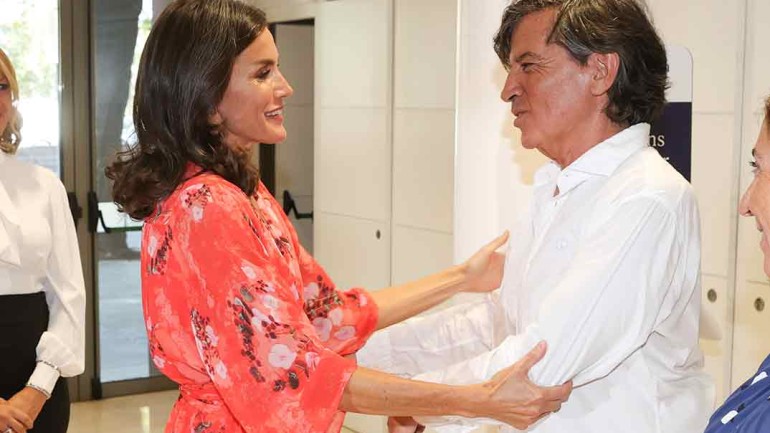 La reina Letizia recupera sus tacones para su primer acto tras las vacaciones