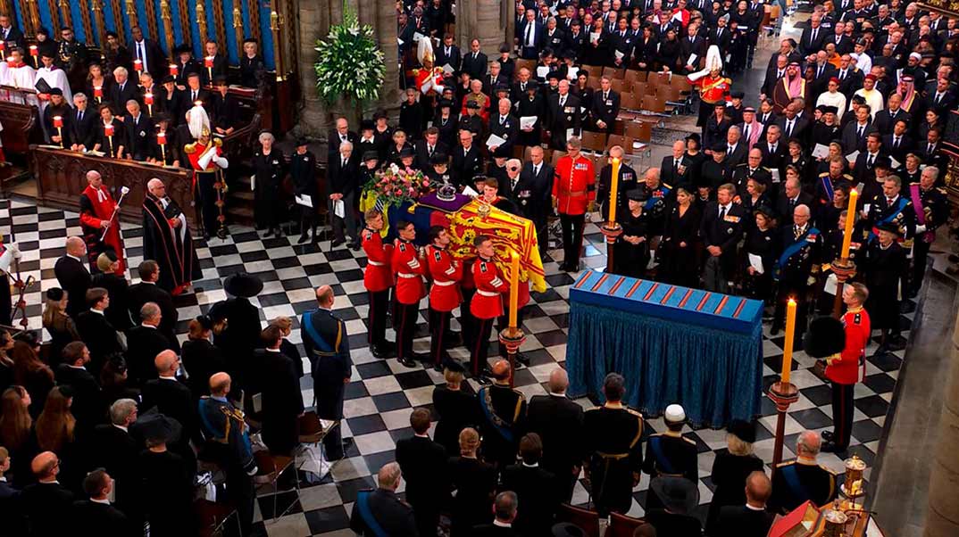 Reyes Felipe y Letizia con los Reyes Juan Carlos y Sofía - Funeral Isabel II © Casa S.M. El Rey