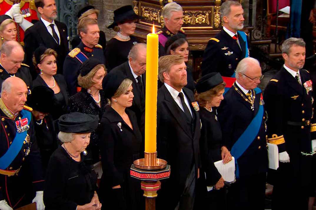 Reyes Felipe y Letizia con los Reyes Juan Carlos y Sofía - Funeral Isabel II © Casa S.M. El Rey