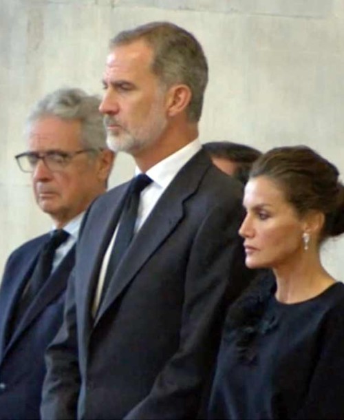 Los reyes Felipe VI y Letizia visitan la capilla ardiente de Isabel II