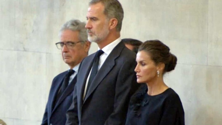 Los reyes Felipe VI y Letizia visitan la capilla ardiente de Isabel II
