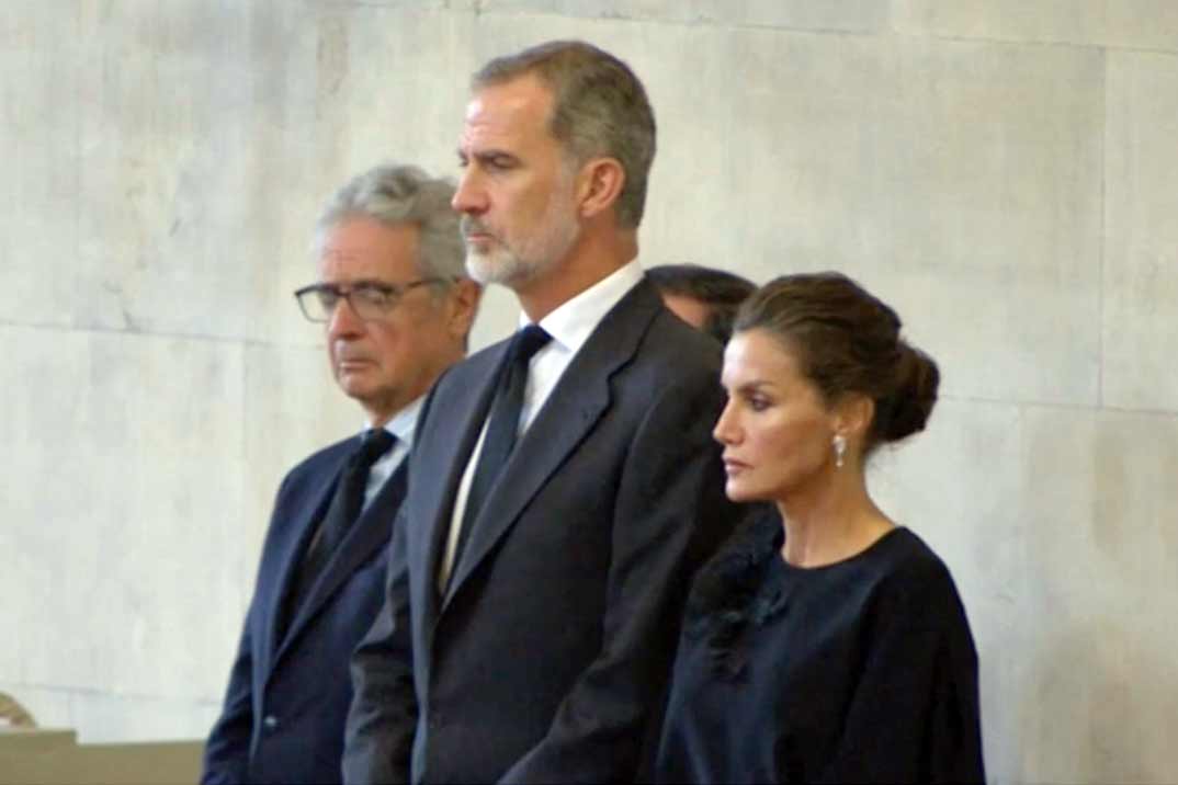 Los reyes Felipe VI y Letizia visitan la capilla ardiente de Isabel II