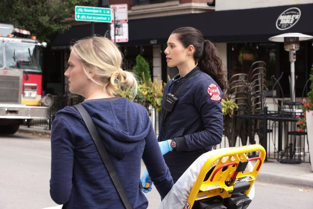 Chicago Fire 11x06 - Violet y Brett en una llamada