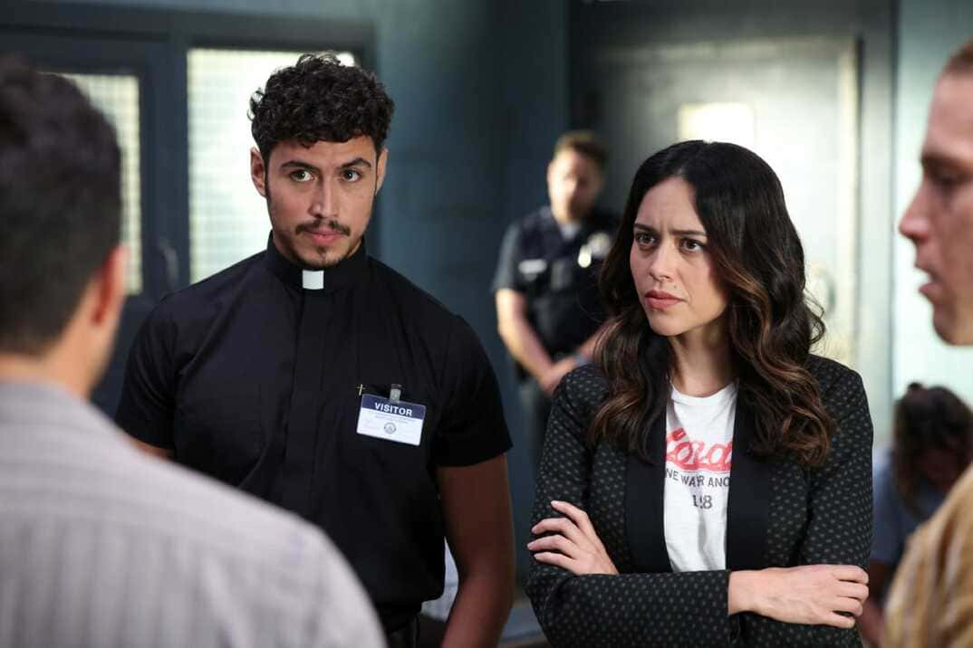 The Rookie 5x06 - Angela con uno de sus hermanos