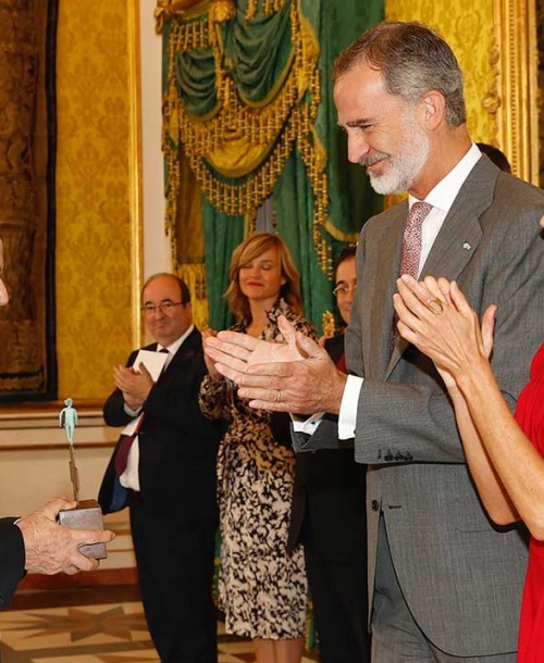 La reina Letizia recupera su vestido rojo más favorecedor