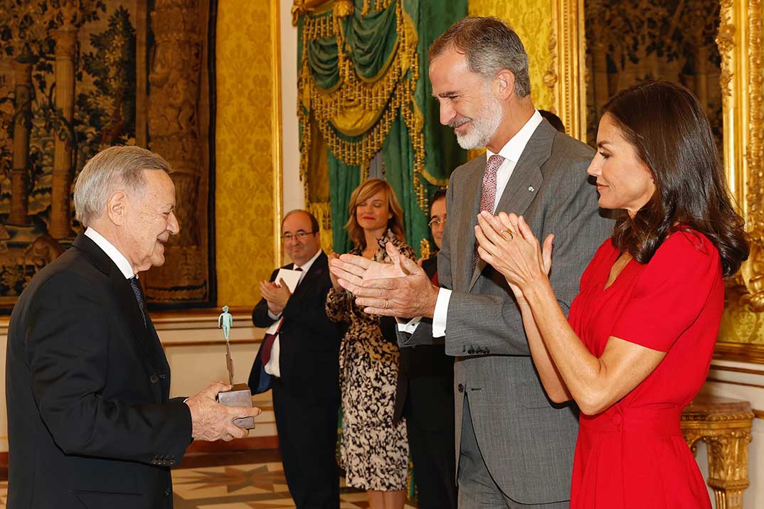 La reina Letizia recupera su vestido rojo más favorecedor