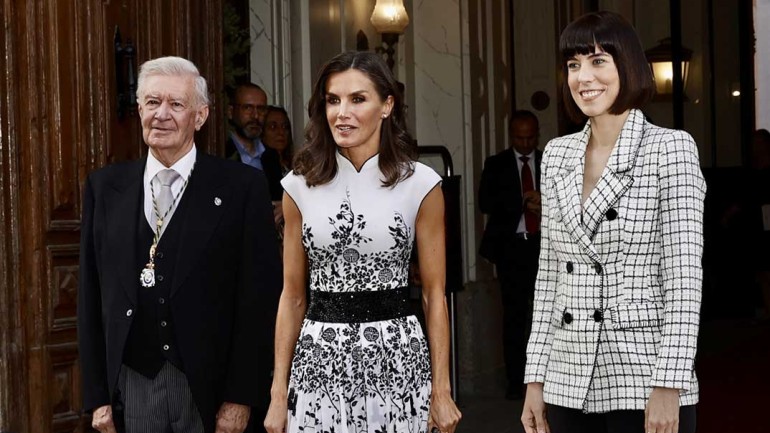 La reina Letizia luce su vestido oriental de Felipe Varela