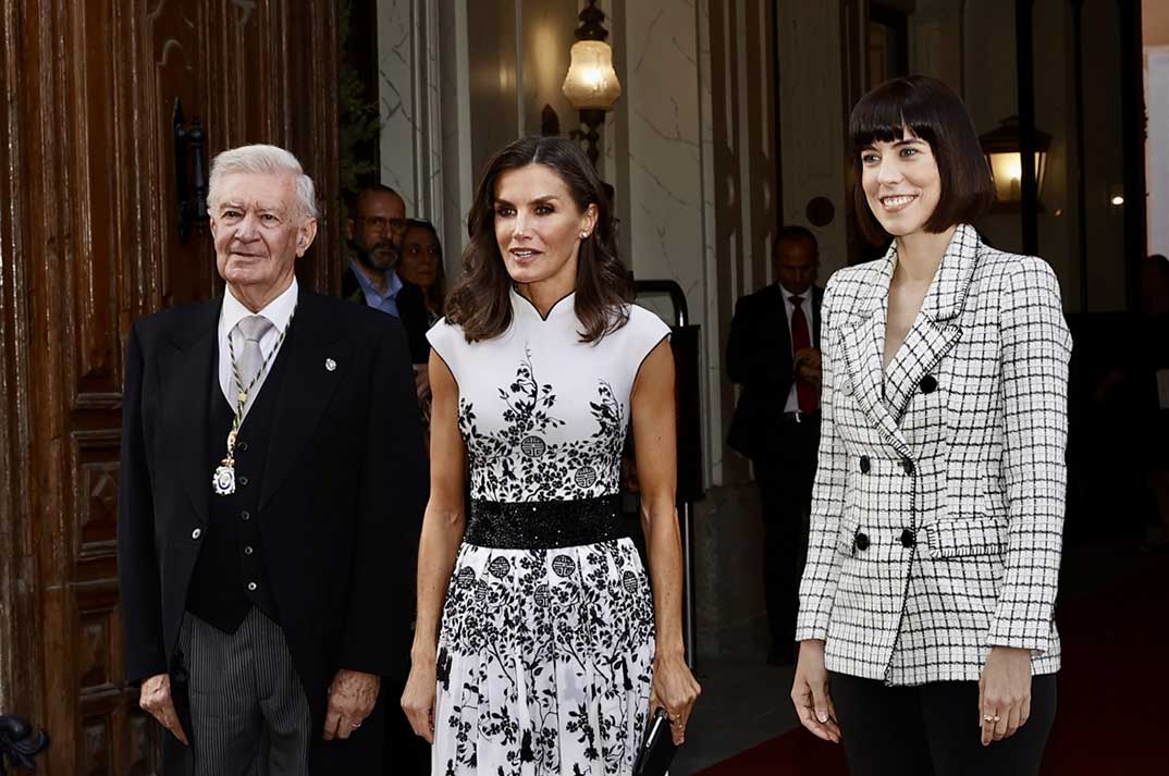 La reina Letizia luce su vestido oriental de Felipe Varela