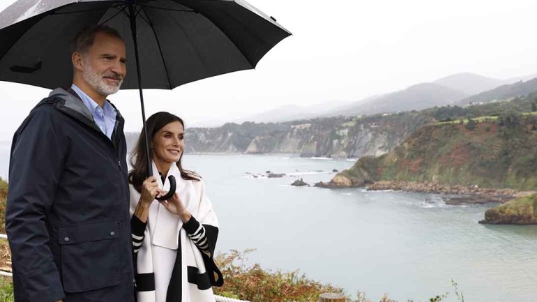 La reina Letizia estrena una capa de Carolina Herrera