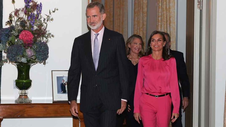 La reina Letizia escoge un look de Hugo Boss para su primer acto en Berlín