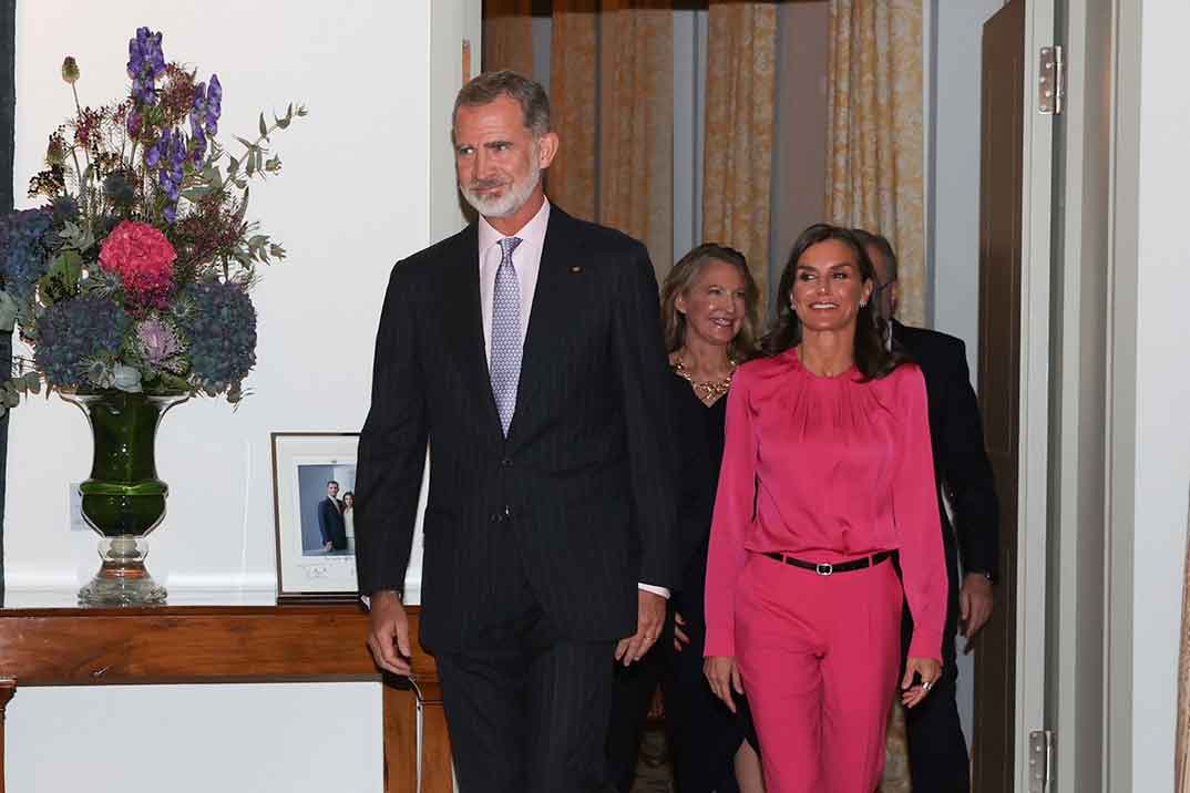 La reina Letizia escoge un look de Hugo Boss para su primer acto en Berlín