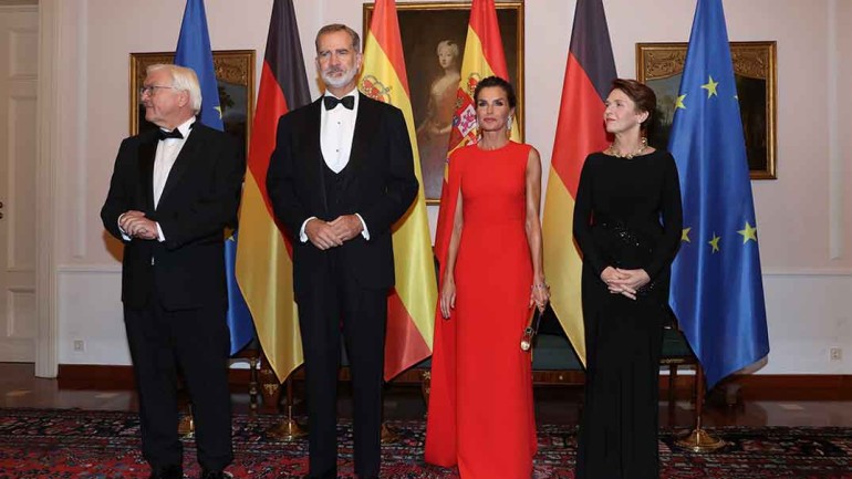 Letizia, espectacular con un vestido capa de Stella McCartney en la cena de gala de Berlín
