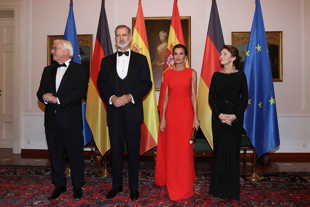 Letizia, espectacular con un vestido capa de Stella McCartney en la cena de gala de Berlín