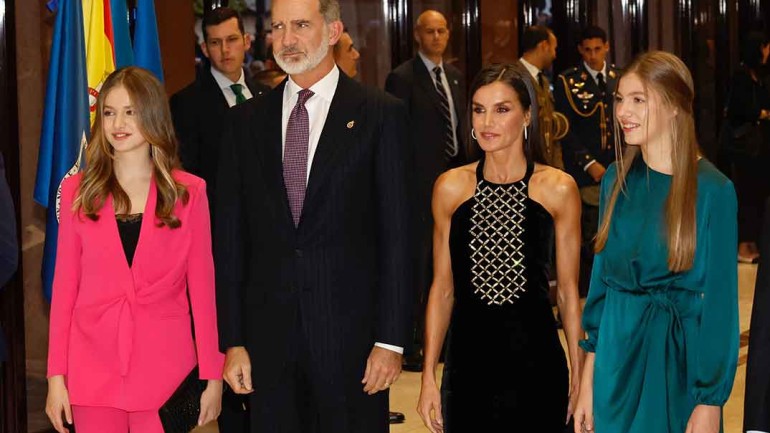 Los looks de la reina Letizia y sus hijas en el concierto previo a los Premios Princesa de Asturias